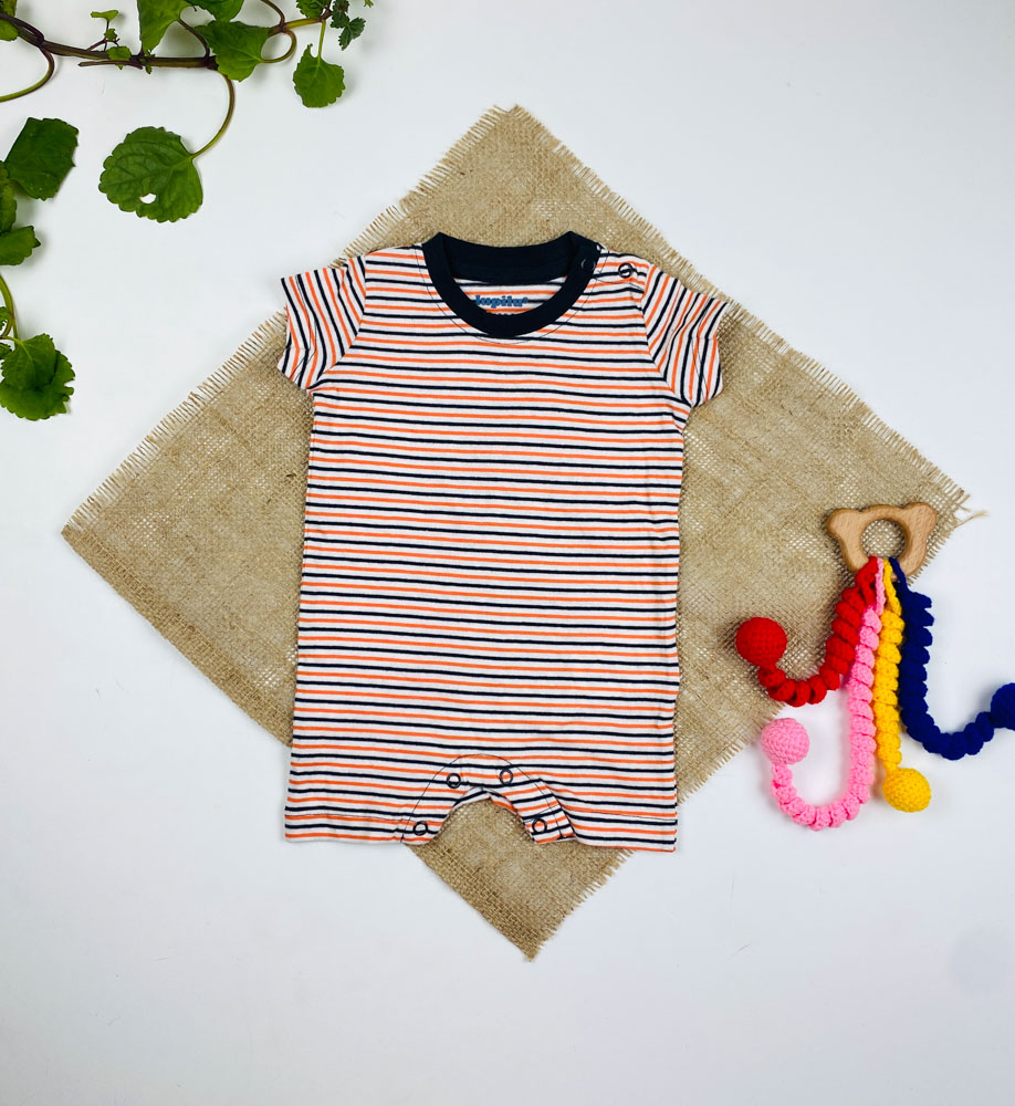 رامپر نوزادی آستین کوتاه برند لوپیلو طرح راه راه یقه گرد دو دکمه ای در قسمت یقه سفید و نارنجی رنگ