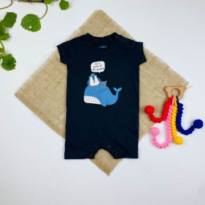 رامپر نوزادی آستین کوتاه برند لوپیلو طرح کوسه و هاپو یقه گرد دو دکمه ای مشکی رنگ - 2 تا 4 ماه