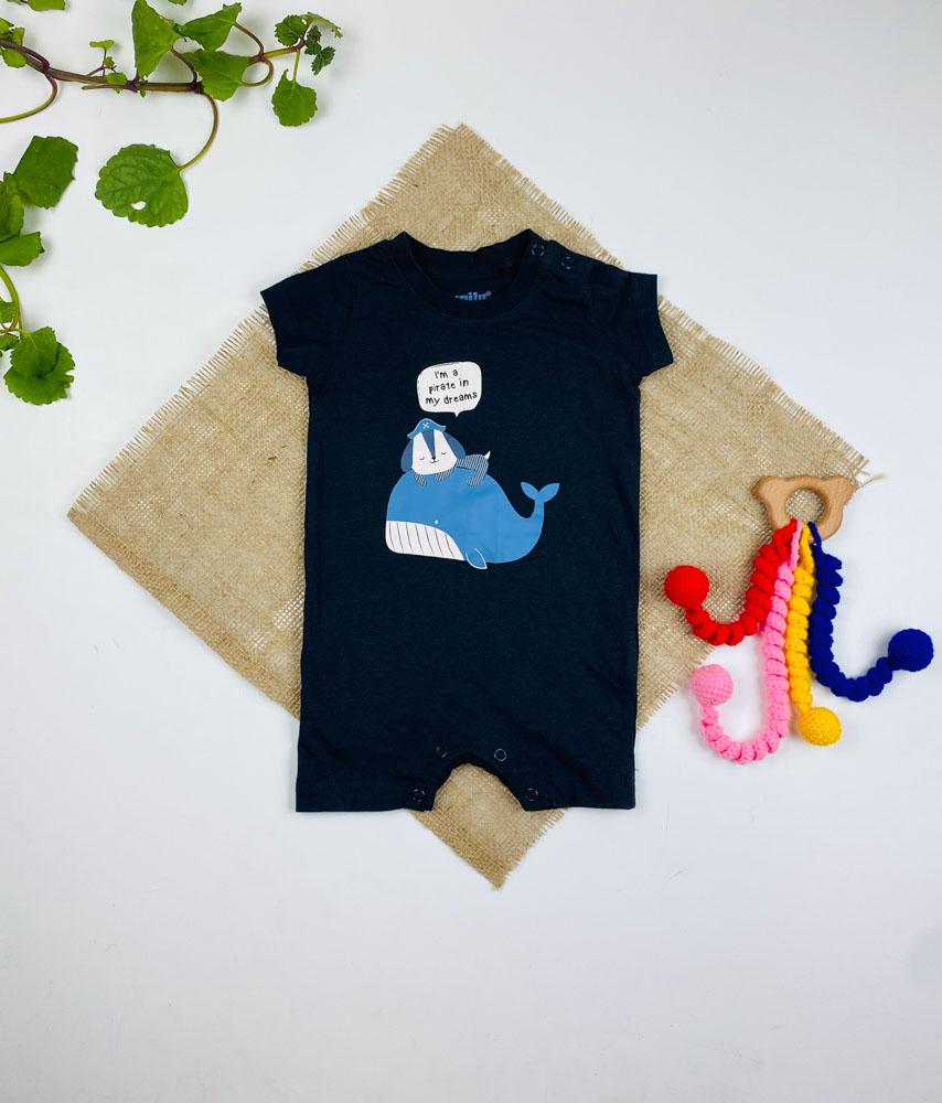 رامپر نوزادی آستین کوتاه برند لوپیلو طرح کوسه و هاپو یقه گرد دو دکمه ای مشکی رنگ - 2 تا 4 ماه