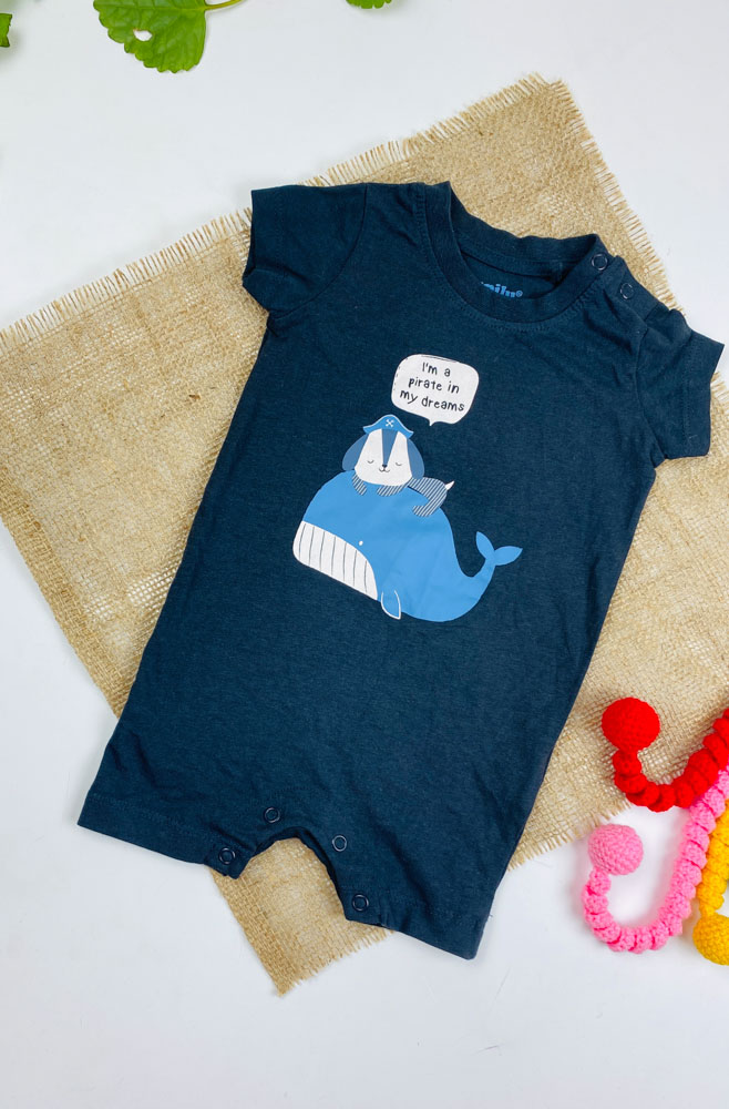 رامپر نوزادی آستین کوتاه برند لوپیلو طرح کوسه و هاپو یقه گرد دو دکمه ای مشکی رنگ - 2 تا 4 ماه