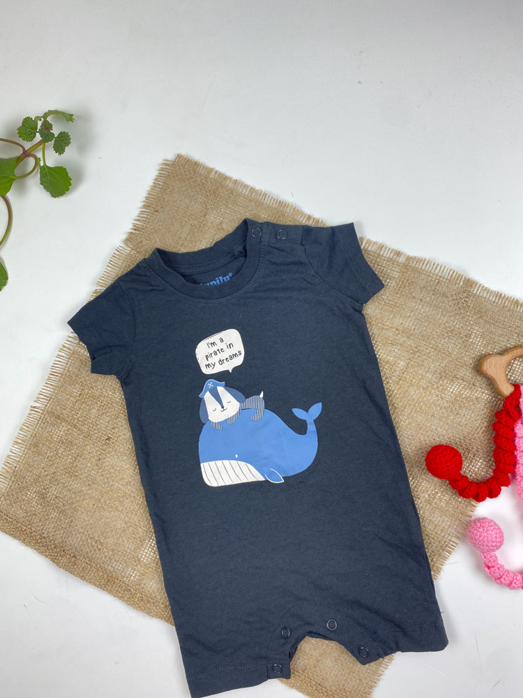 رامپر نوزادی آستین کوتاه برند لوپیلو طرح کوسه و هاپو یقه گرد دو دکمه ای مشکی رنگ - 2 تا 4 ماه