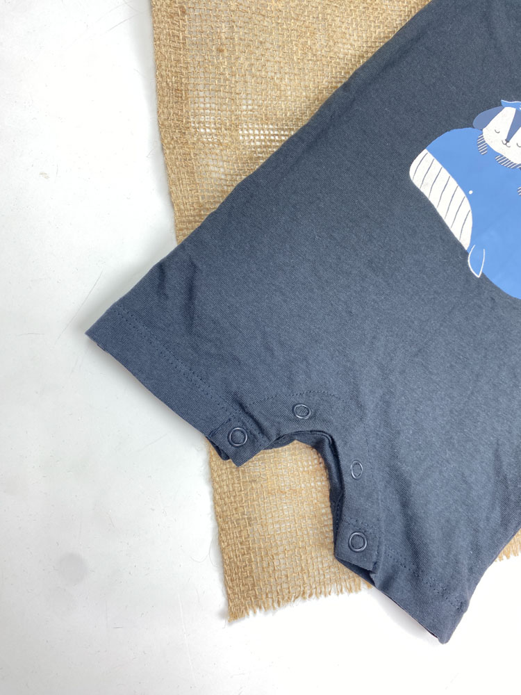 رامپر نوزادی آستین کوتاه برند لوپیلو طرح کوسه و هاپو یقه گرد دو دکمه ای مشکی رنگ - 2 تا 4 ماه