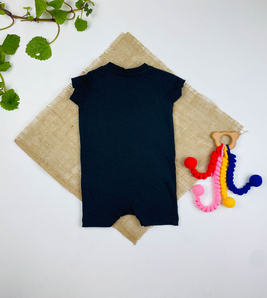 رامپر نوزادی آستین کوتاه برند لوپیلو طرح کوسه و هاپو یقه گرد دو دکمه ای مشکی رنگ - 2 تا 4 ماه