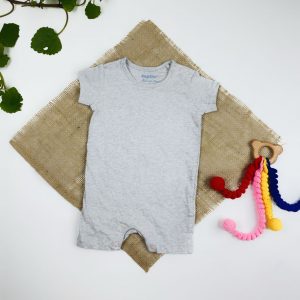 رامپر نوزادی آستین کوتاه برند لوپیلو طرح ساده یقه گرد دو‌دکمه ای طوسی کمرنگ - 2 تا 4 ماه