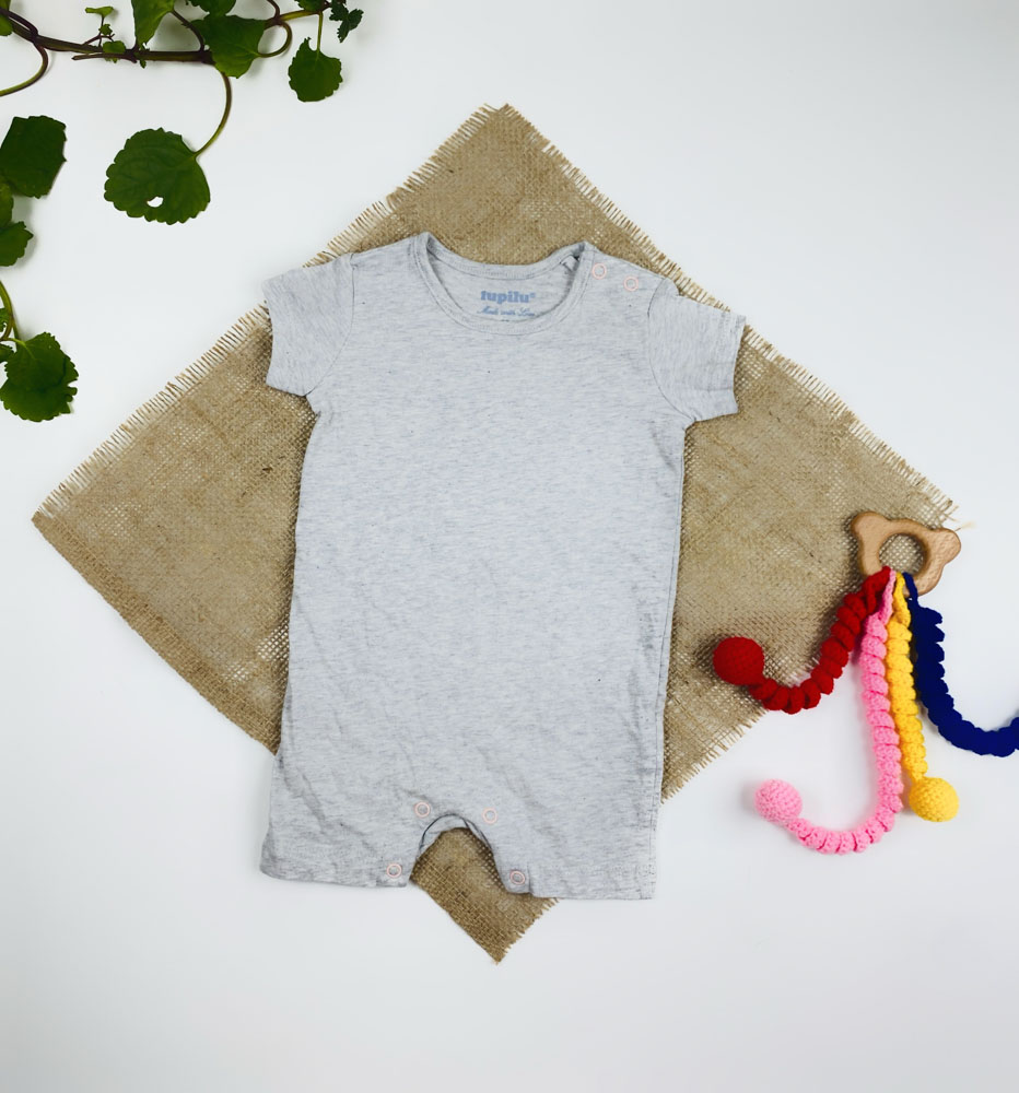 رامپر نوزادی آستین کوتاه برند لوپیلو طرح ساده یقه گرد دو‌دکمه ای طوسی کمرنگ - 2 تا 4 ماه