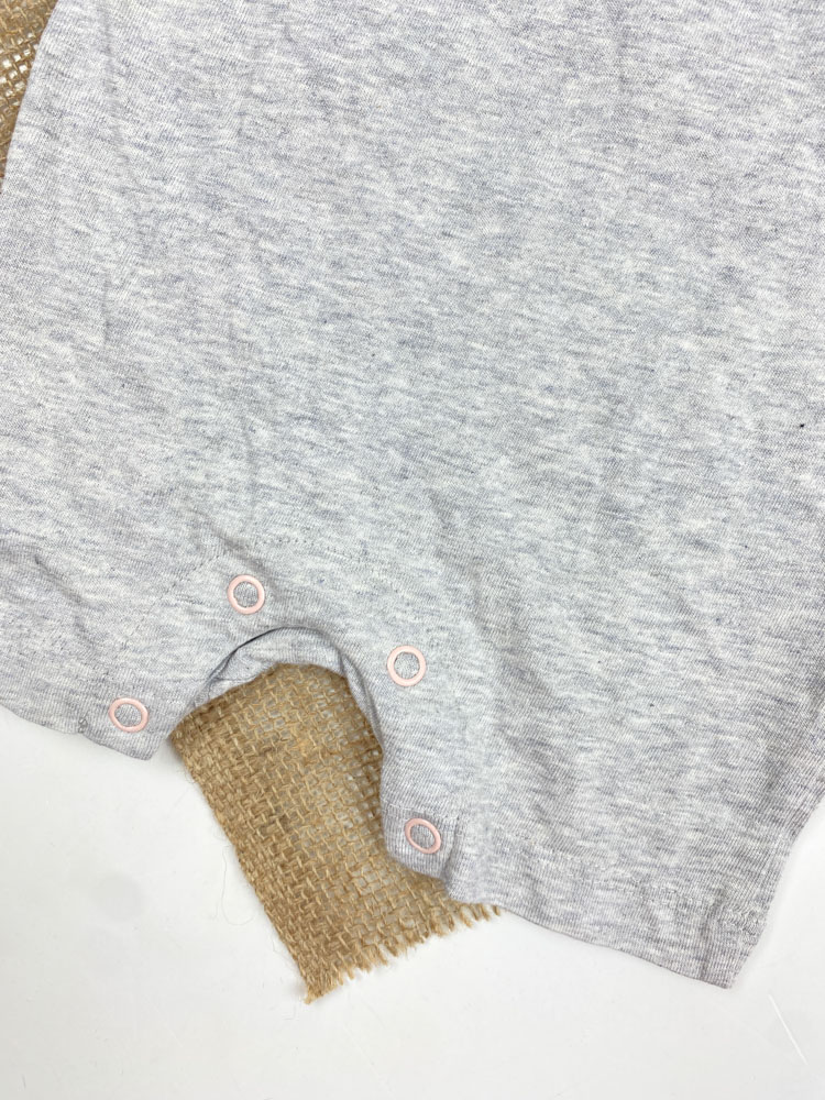 رامپر نوزادی آستین کوتاه برند لوپیلو طرح ساده یقه گرد دودکمه ای طوسی کمرنگ - 2 تا 4 ماه