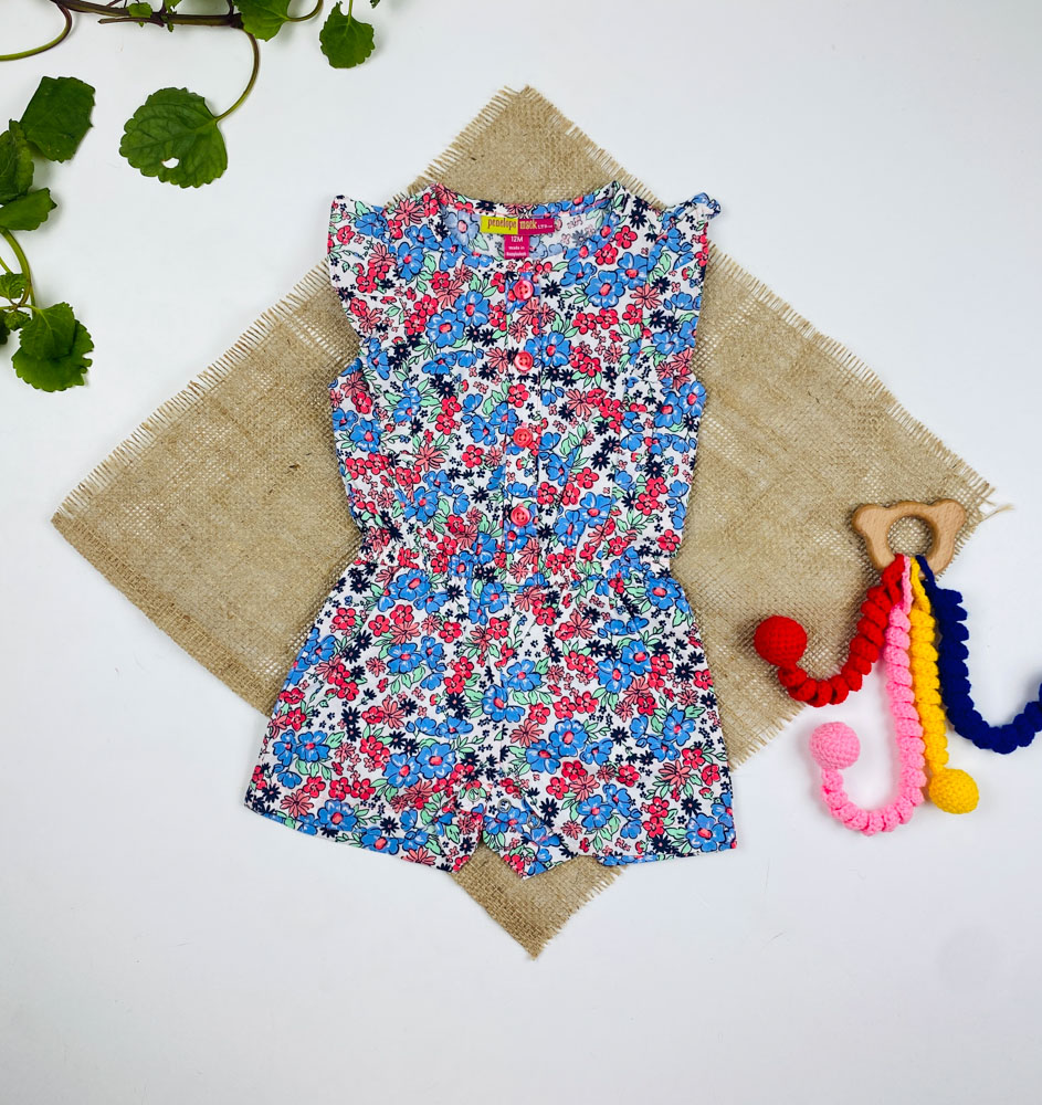 رامپر نوزادی دخترانه آستین تاپ طرح گل گلی آستین چین داره حلقه ای جلو دکمه ای سفید رنگ - 12 ماه