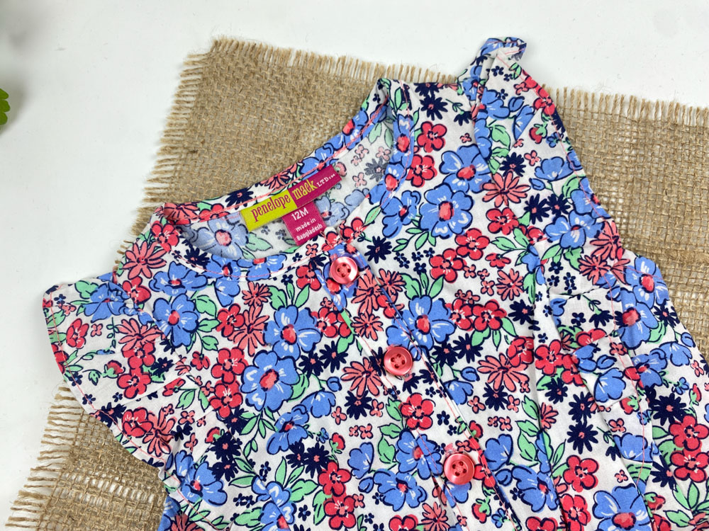 رامپر نوزادی دخترانه آستین تاپ طرح گل گلی آستین چین داره حلقه ای جلو دکمه ای سفید رنگ - 12 ماه