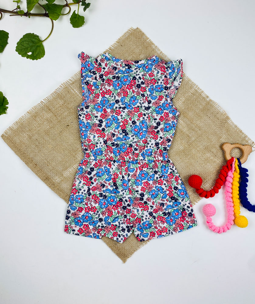 رامپر نوزادی دخترانه آستین تاپ طرح گل گلی آستین چین داره حلقه ای جلو دکمه ای سفید رنگ - 12 ماه