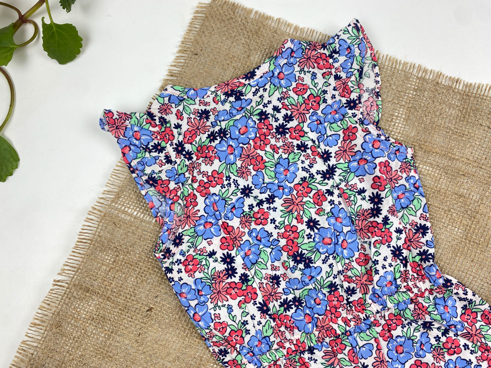 رامپر نوزادی دخترانه آستین تاپ طرح گل گلی آستین چین داره حلقه ای جلو دکمه ای سفید رنگ - 12 ماه