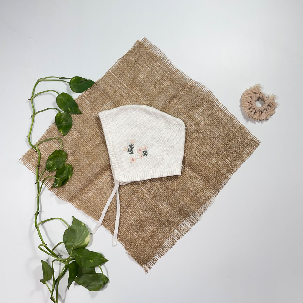 کلاه نوزادی دخترانه طرح گل دار شیری رنگ - 0 تا 6 ماه