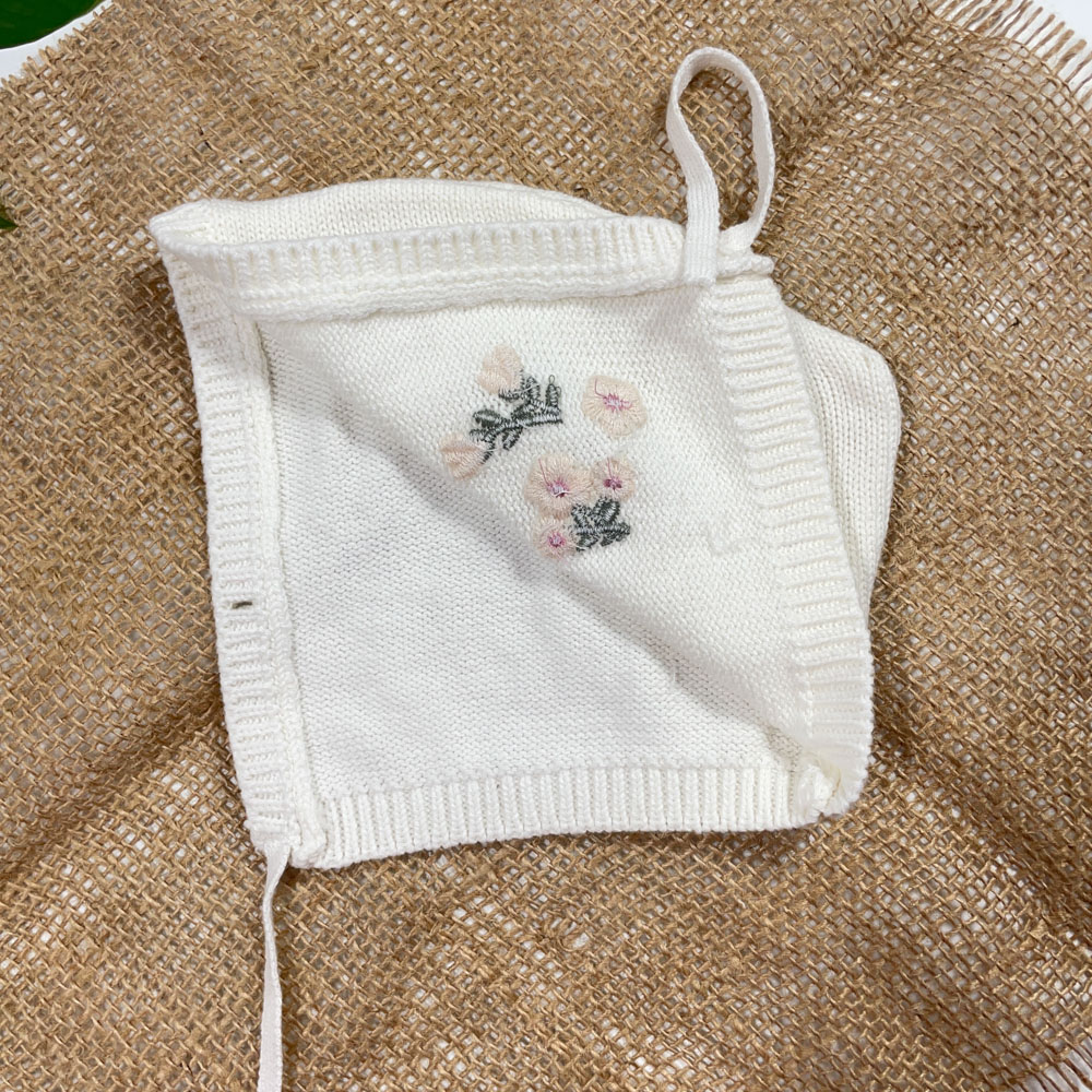 کلاه نوزادی دخترانه طرح گل دار شیری رنگ - 0 تا 6 ماه