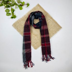 تخفیف یلدایی _ شال گردن طرح چهارخونه ریش ریش زرشکی رنگ - فری سایز