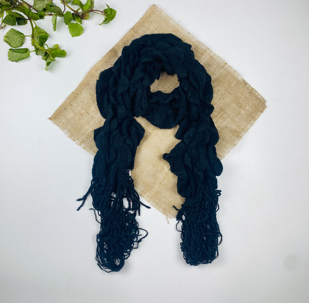 تخفیف یلدایی _ شال گردن طرح حالت پف پفی مدل ریش ریش مشکی رنگ - فری سایز