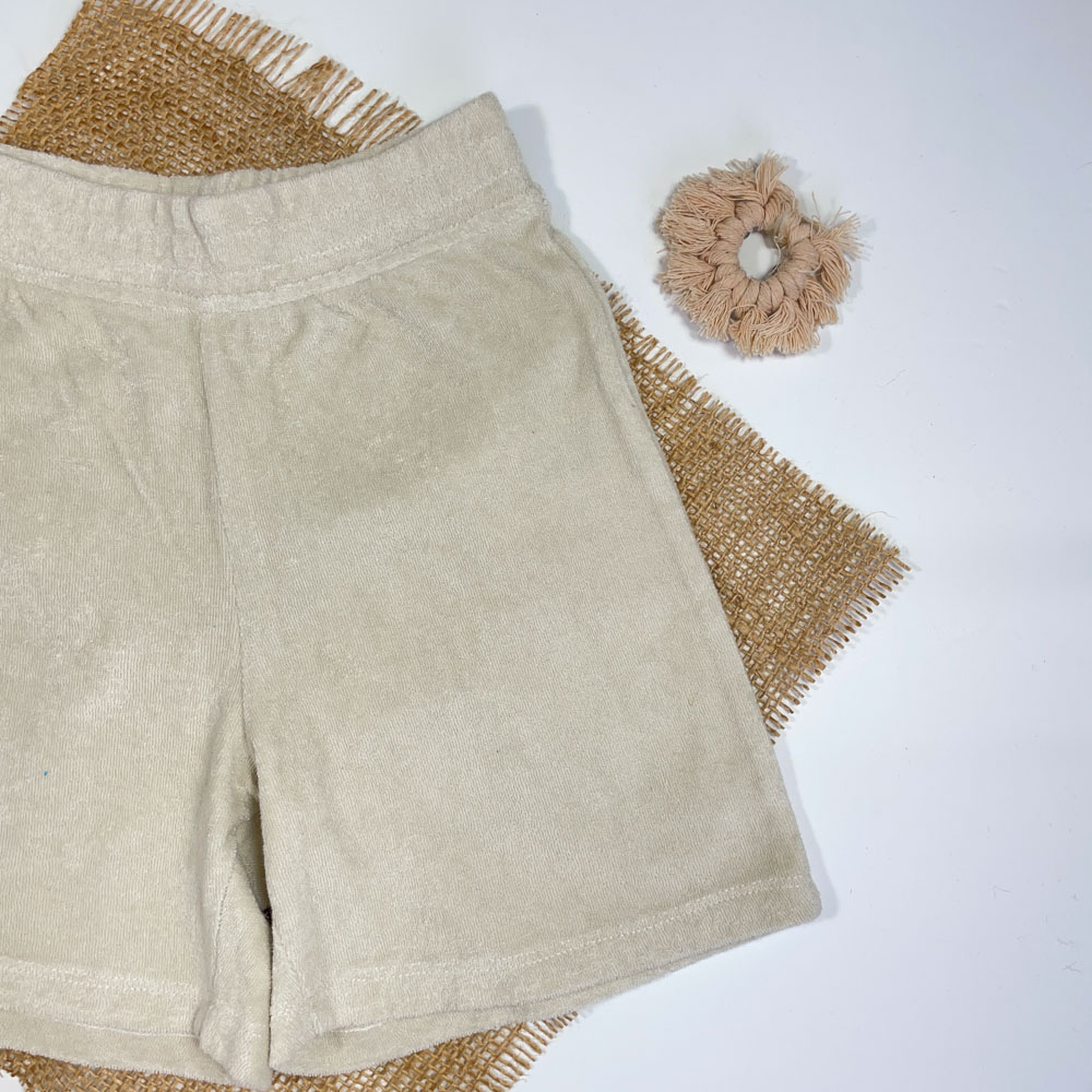 شلوارک پسرانه برند Iupilu طرح پشت جیب دار کمر کش شیری رنگ - 4 تا 6 سال