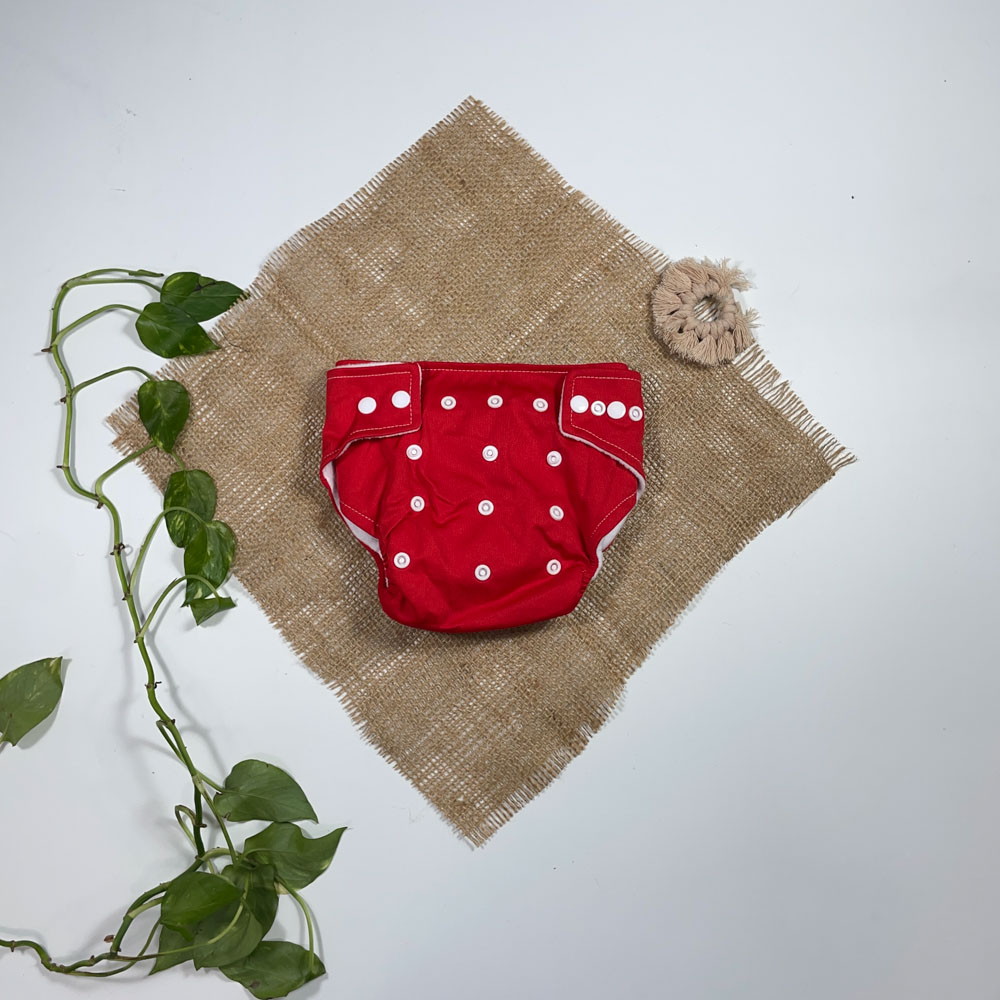 شورت آموزشی نوزادی دخترانه طرح ساده دکمه ای قرمز رنگ - 12 تا 24 ماه