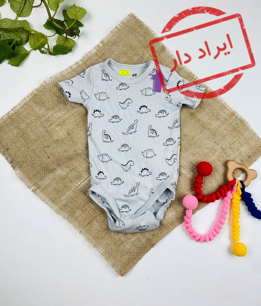 ایراد دار _ بادی نوزادی آستین کوتاه برند h and m طرح دایناسور و تمساح یقه دکمه ای طوسی کمرنگ