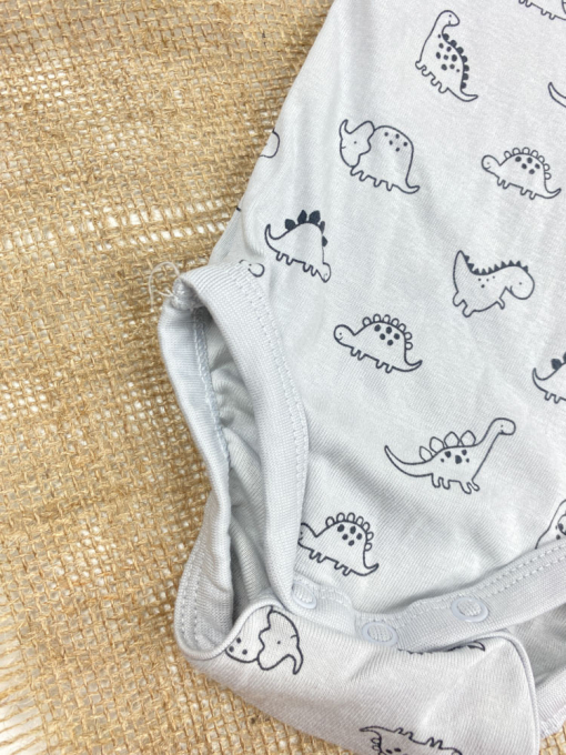 ایراد دار _ بادی نوزادی آستین کوتاه برند h and m طرح دایناسور و تمساح یقه دکمه ای طوسی کمرنگ