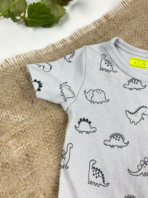 ایراد دار _ بادی نوزادی آستین کوتاه برند h and m طرح دایناسور و تمساح یقه دکمه ای طوسی کمرنگ