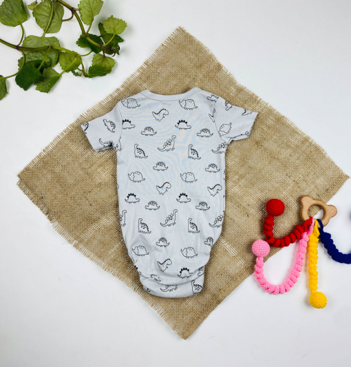 ایراد دار _ بادی نوزادی آستین کوتاه برند h and m طرح دایناسور و تمساح یقه دکمه ای طوسی کمرنگ