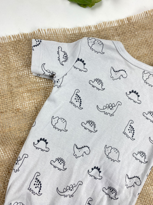 ایراد دار _ بادی نوزادی آستین کوتاه برند h and m طرح دایناسور و تمساح یقه دکمه ای طوسی کمرنگ