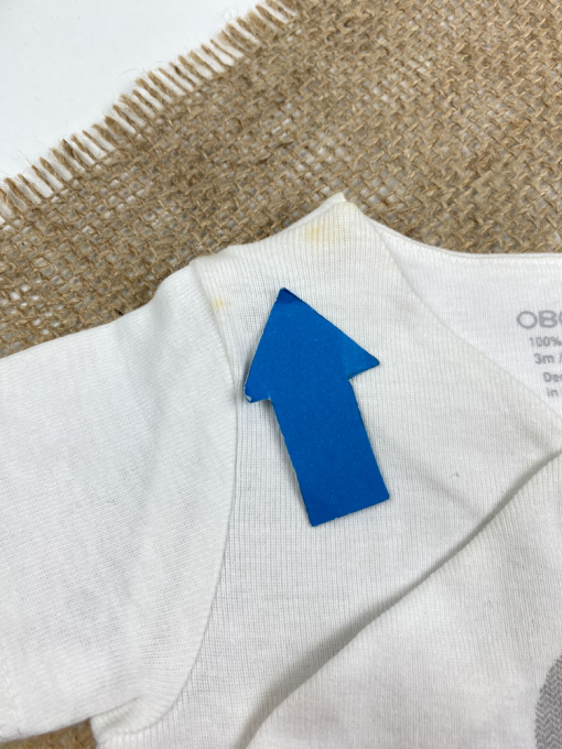 ایراد دار _ بادی نوزادی آستین کوتاه برند Obaibi طرح خرس کوچولو یقه هفت مدل کج دکمه ای سفید رنگ - 3 ماه