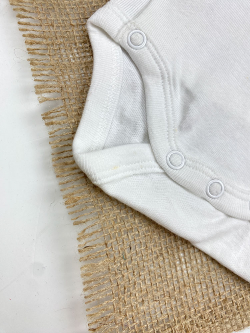 ایراد دار _ بادی نوزادی آستین کوتاه برند Obaibi طرح خرس کوچولو یقه هفت مدل کج دکمه ای سفید رنگ - 3 ماه