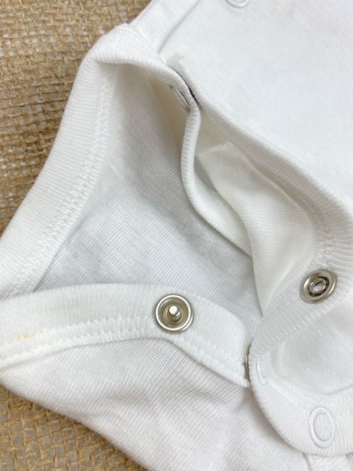 ایراد دار _ بادی نوزادی آستین کوتاه برند Obaibi طرح خرس کوچولو یقه هفت مدل کج دکمه ای سفید رنگ - 3 ماه