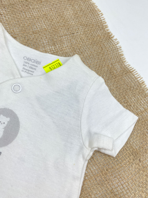 ایراد دار _ بادی نوزادی آستین کوتاه برند Obaibi طرح خرس کوچولو یقه هفت مدل کج دکمه ای سفید رنگ - 3 ماه