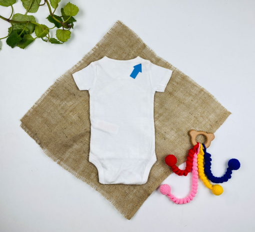 ایراد دار _ بادی نوزادی آستین کوتاه برند Obaibi طرح خرس کوچولو یقه هفت مدل کج دکمه ای سفید رنگ - 3 ماه