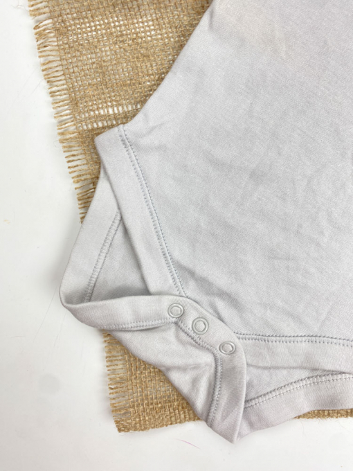 ایراد دار _ بادی نوزادی آستین کوتاه طرح ساده یقه گرد طوسی کمرنگ - 6 تا 9 ماه