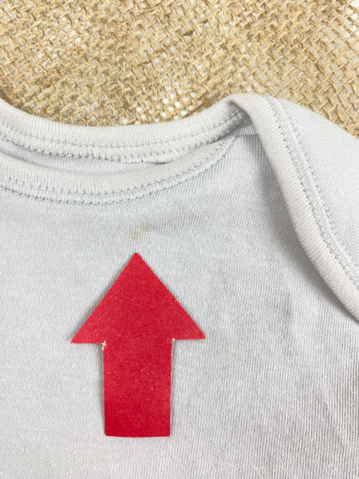 ایراد دار _ بادی نوزادی آستین کوتاه طرح ساده یقه گرد طوسی کمرنگ - 6 تا 9 ماه