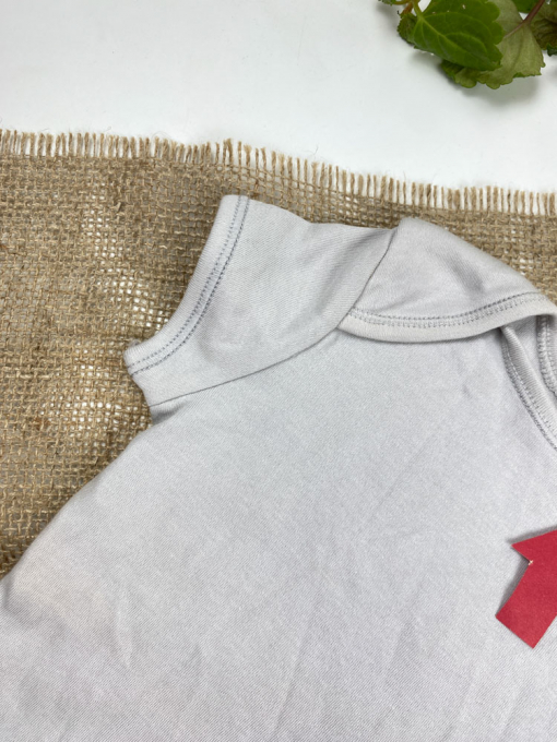 ایراد دار _ بادی نوزادی آستین کوتاه طرح ساده یقه گرد طوسی کمرنگ - 6 تا 9 ماه