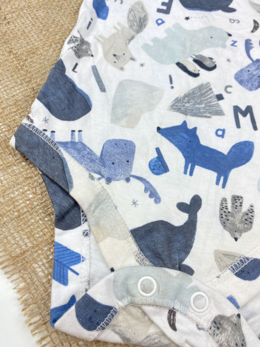 ایراد دار _ بادی نوزادی آستین بلند طرح حیوانات یقه گرد دو دکمه سفید رنگ - 0 تا 3 ماه