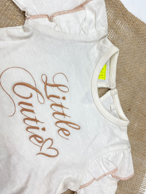 ایراد دار _ بادی نوزادی دخترانه آستین بلند طرح متن انگلیسی نوشته آستین سرشانه مدل چین چین نباتی رنگ - 0 تا 3 ماه