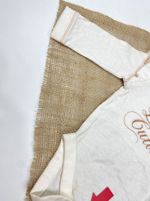 ایراد دار _ بادی نوزادی دخترانه آستین بلند طرح متن انگلیسی نوشته آستین سرشانه مدل چین چین نباتی رنگ - 0 تا 3 ماه