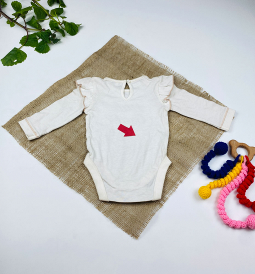 ایراد دار _ بادی نوزادی دخترانه آستین بلند طرح متن انگلیسی نوشته آستین سرشانه مدل چین چین نباتی رنگ - 0 تا 3 ماه