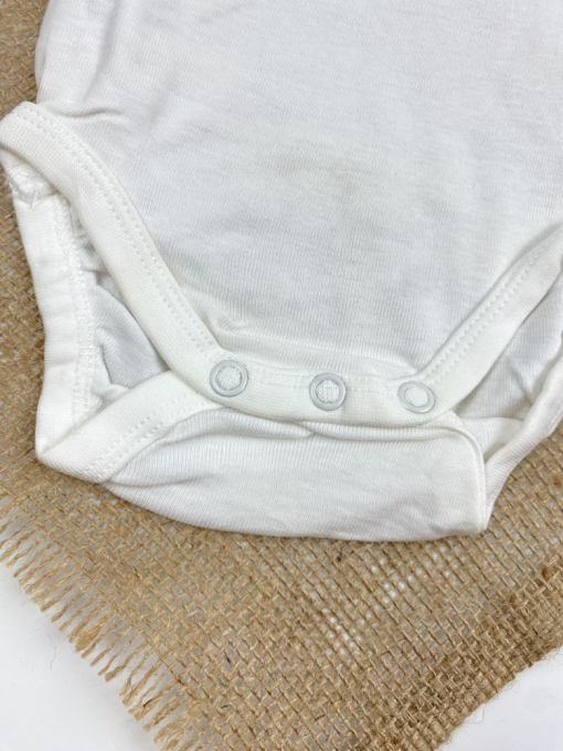 ایراد دار _ بادی نوزادی دخترانه آستین بلند طرح راکدست طرح دخترونه بادی یقه گرد سفید رنگ - 2 تا 3 ماه
