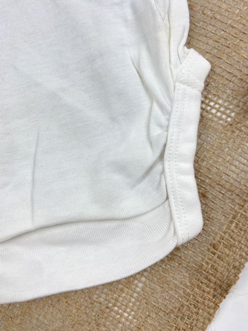 ایراد دار _ بادی نوزادی دخترانه آستین بلند طرح راکدست طرح دخترونه بادی یقه گرد سفید رنگ - 2 تا 3 ماه