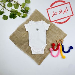 ایراد دار _ بادی نوزادی آستین کوتاه برند Obaibi طرح سه تا پشی طرح three یقه گرد سفید رنگ - 3 ماه
