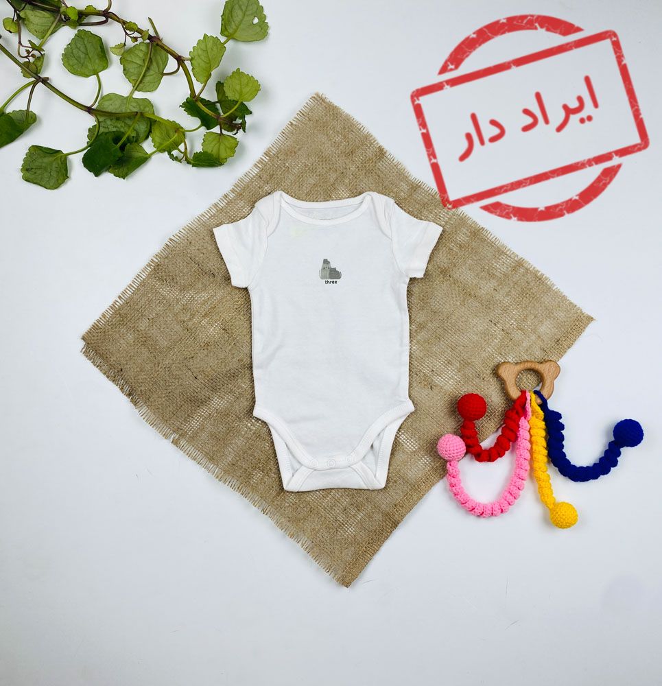 ایراد دار _ بادی نوزادی آستین کوتاه برند Obaibi طرح سه تا پشی طرح three یقه گرد سفید رنگ - 3 ماه
