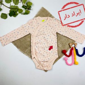 ایراد دار _ بادی نوزادی دخترانه آستین بلند طرح پرنده و شاخه و گل مدل جلو کج دکمه ای گلبهی رنگ