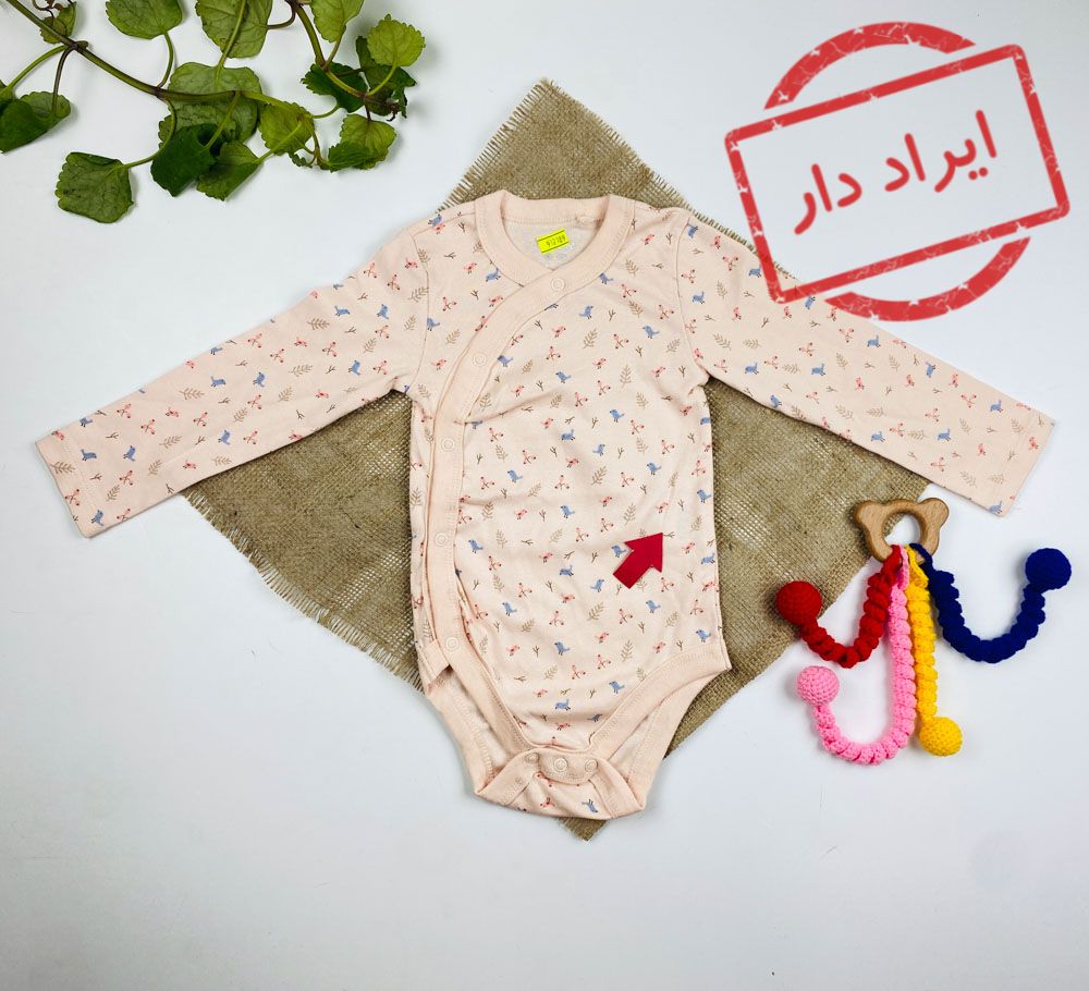 ایراد دار _ بادی نوزادی دخترانه آستین بلند طرح پرنده و شاخه و گل مدل جلو کج دکمه ای گلبهی رنگ