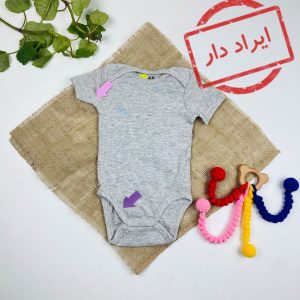 ایراد دار _ بادی نوزادی آستین کوتاه برند h and m طرح ساده یقه گرد طوسی رنگ - 4 تا 6 ماه