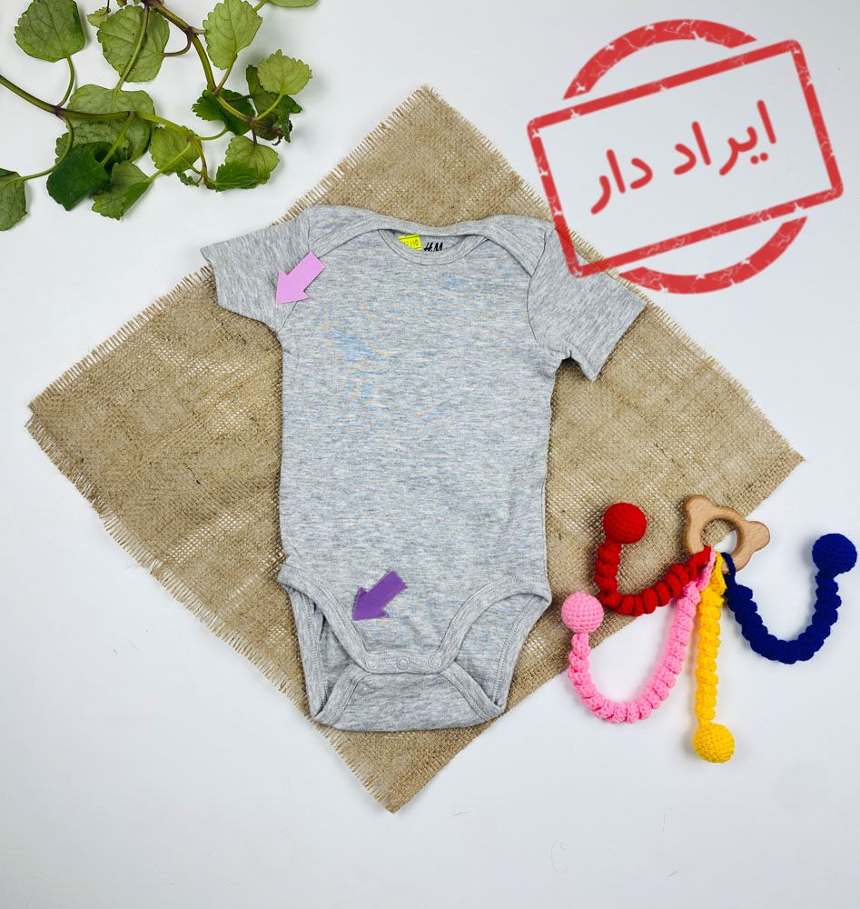 ایراد دار _ بادی نوزادی آستین کوتاه برند h and m طرح ساده یقه گرد طوسی رنگ - 4 تا 6 ماه