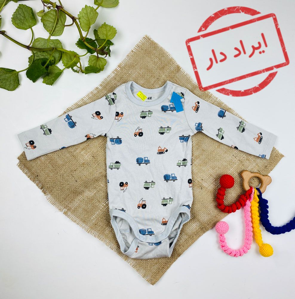 ایراد دار _ بادی نوزادی آستین بلند برند h and m طرح ماشین ها یقه گرد دو دکمه طوسی کمرنگ - 2 تا 3 ماه
