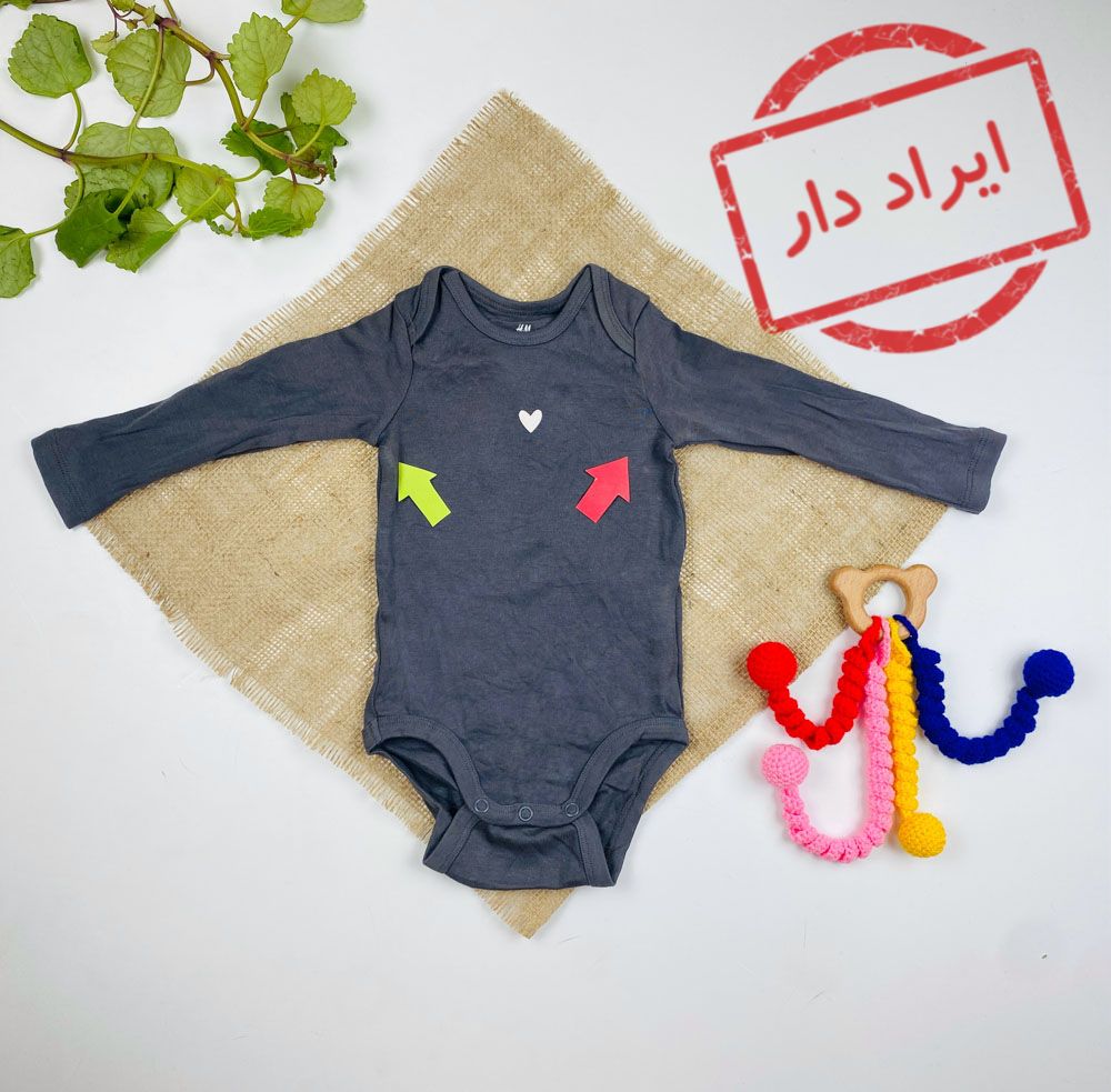 ایراد دار _ بادی نوزادی آستین بلند برند h and m طرح قلب ساده تک رنگ یقه گرد نوک مدادی رنگ - 4 تا 6 ماه