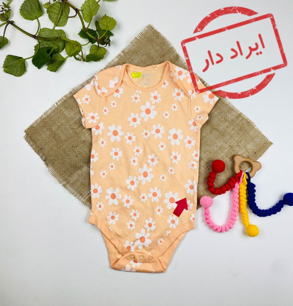 ایراد دار _ بادی نوزادی دخترانه آستین کوتاه طرح گل گلی بادی یقه گرد جلو بسته گلبهی رنگ
