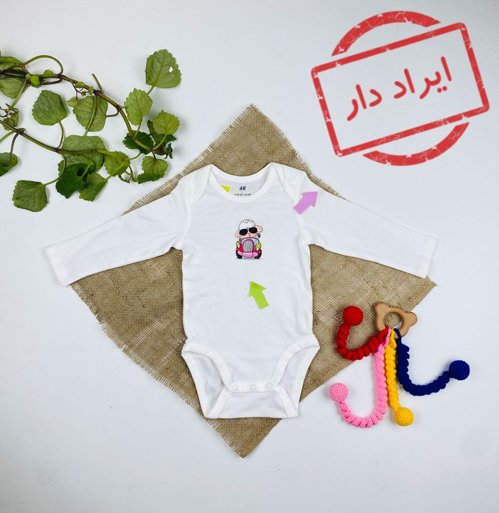 ایراد دار _ بادی نوزادی آستین بلند برند h and m طرح ببعی ماشین دار یقه گرد سفید رنگ - 4 تا 6 ماه