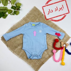 ایراد دار _ بادی نوزادی پسرانه آستین بلند طرح ساده کلمه R داره یقه دو‌ دکمه دارد آبی روشن رنگ - 0 تا 1 ماه
